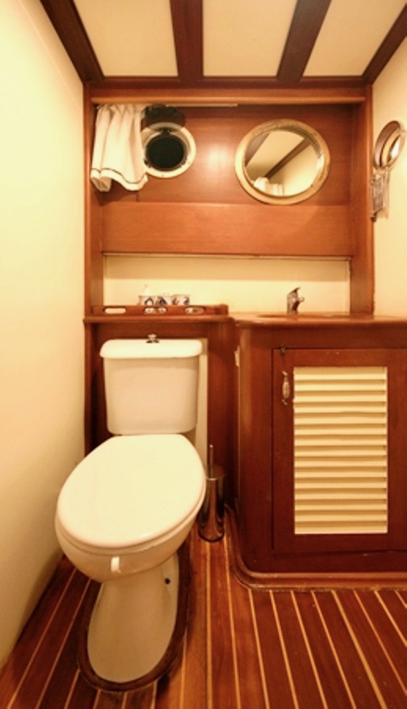 DM Yachting Kaptan Sevket Accommodation Bathroom.jpg