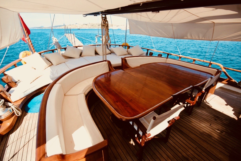 DM Yachting Kaptan Sevket Lounge.jpg