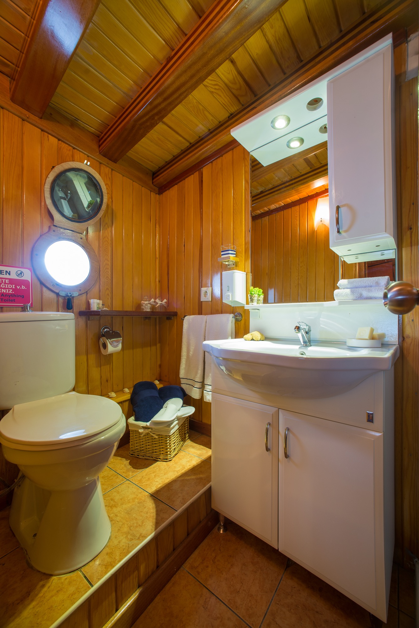 DM Yachting Sadri Usta Toilette.jpg