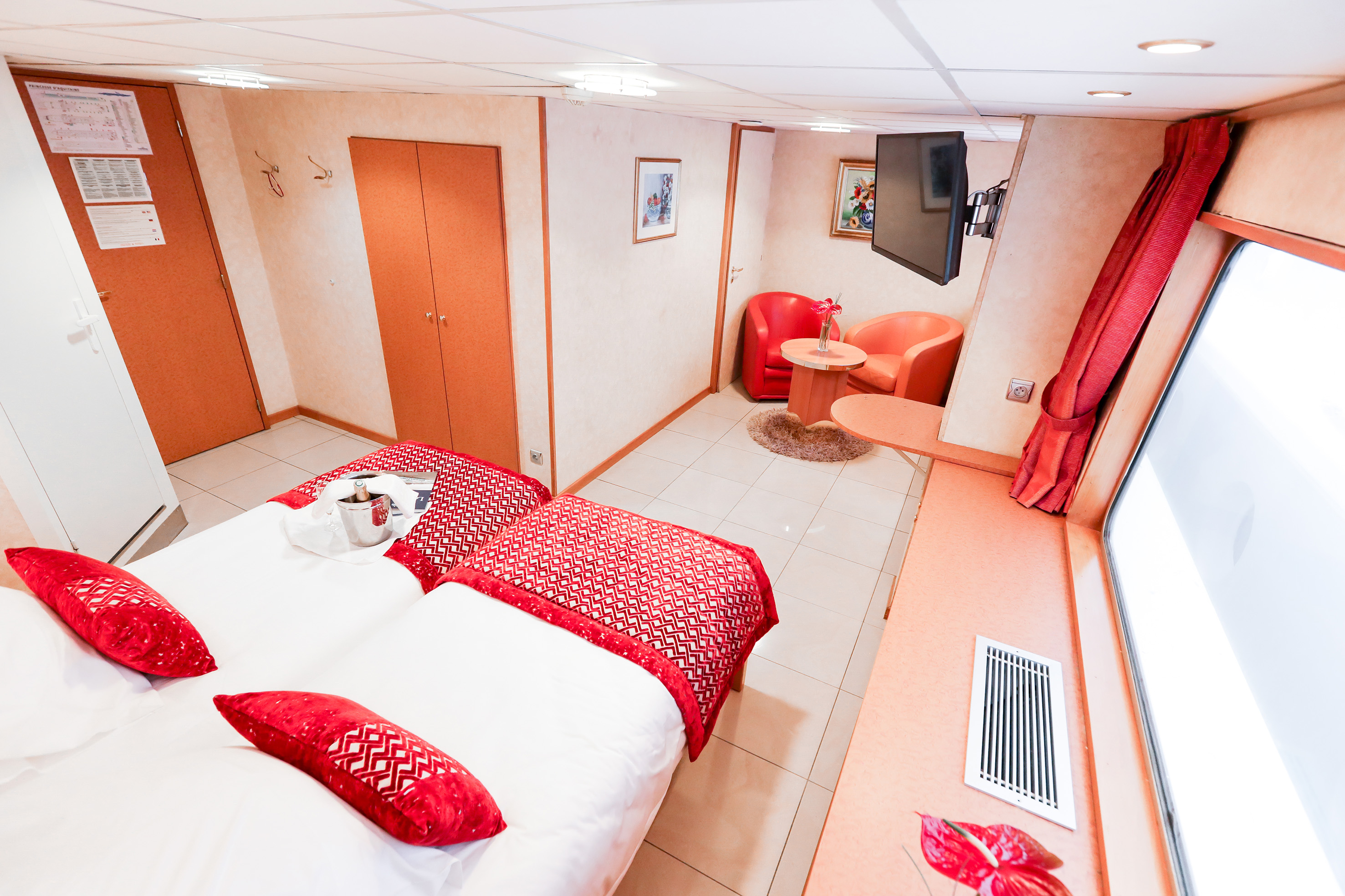 CroisiEurope MS Princesse d'Aquitaine Suite 4.jpg