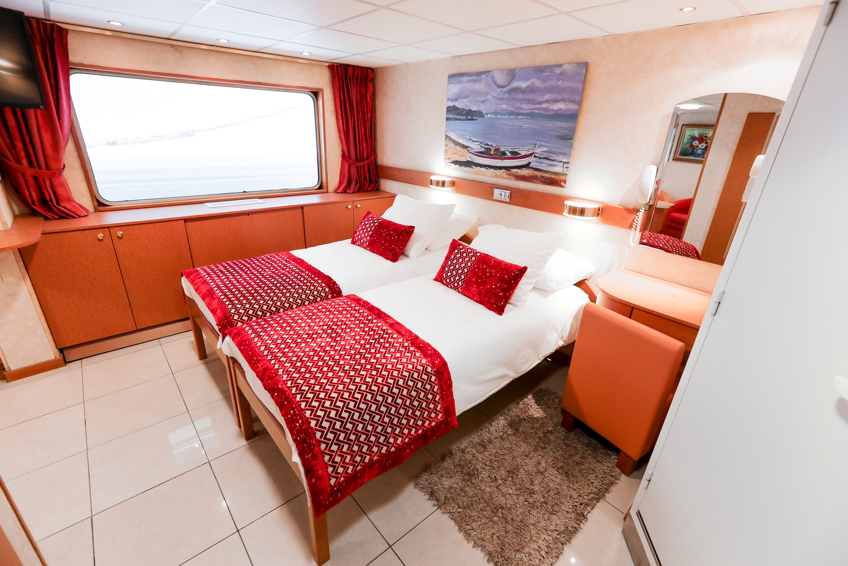 CroisiEurope MS Princesse d'Aquitaine Suite 3.jpg