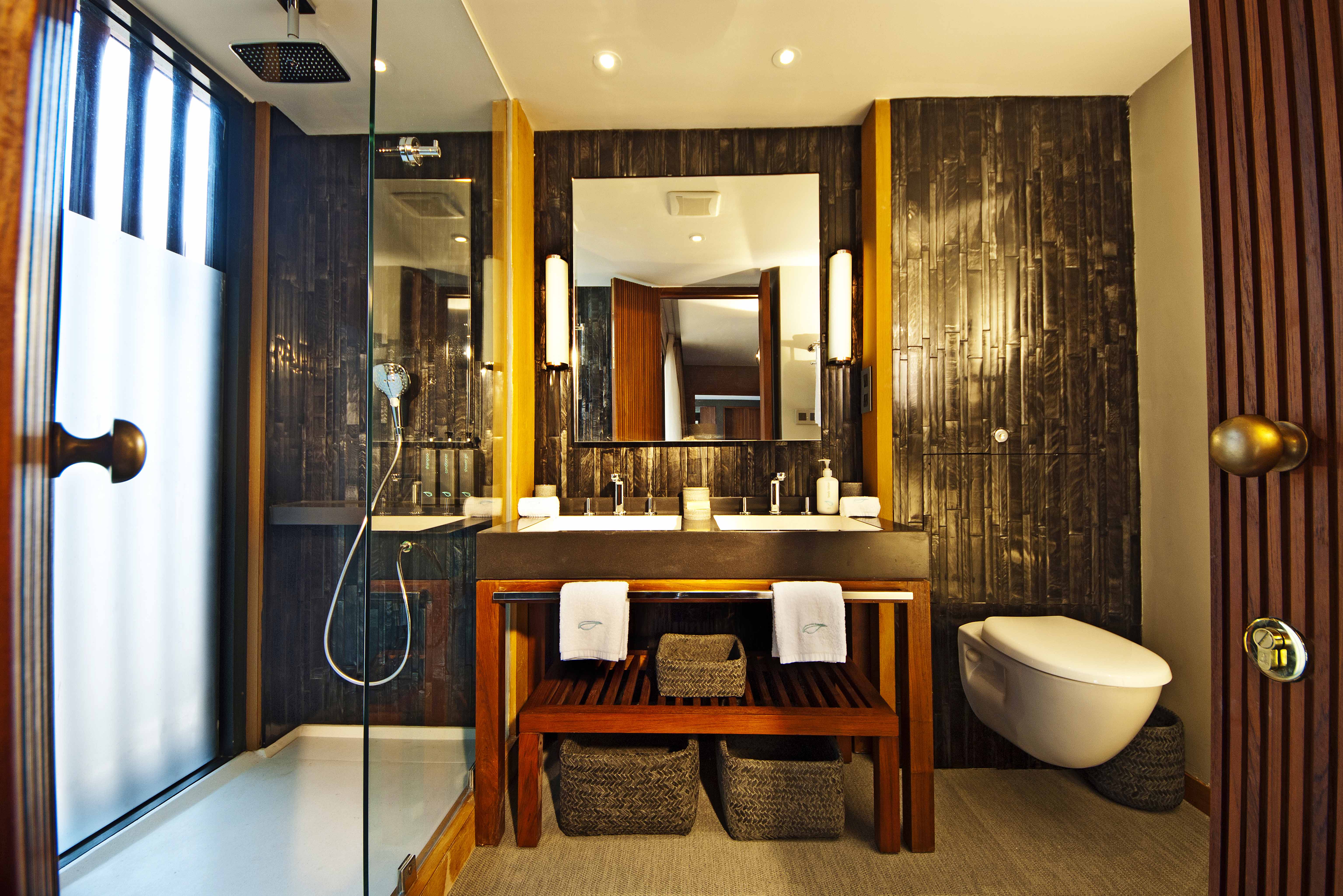 Aqua Mekong Design Suite Bathroom - Low Resolution.jpg