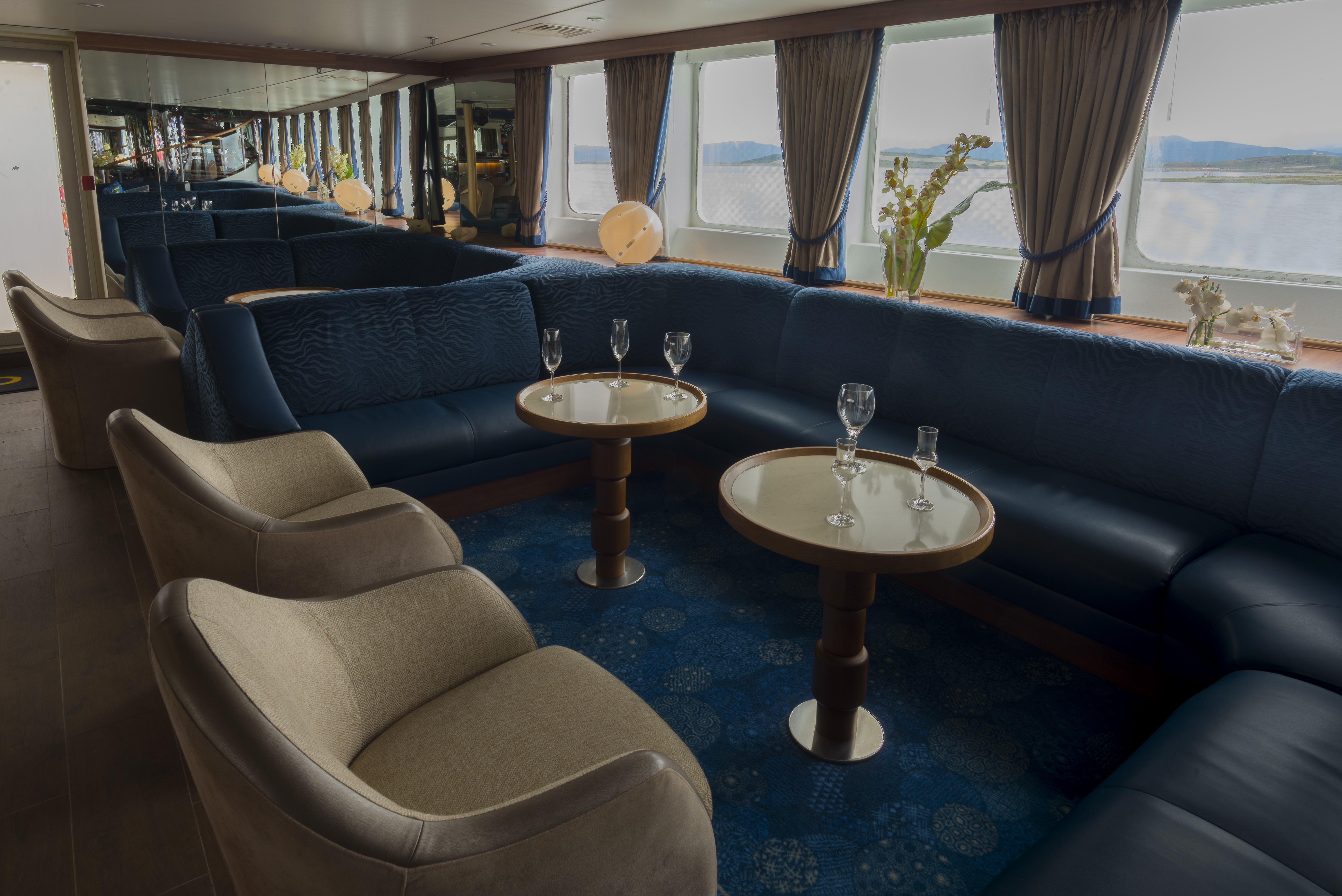 Quark Expeditions_Ocean Diamond_Public Spaces_The Club-DIA-03.jpg