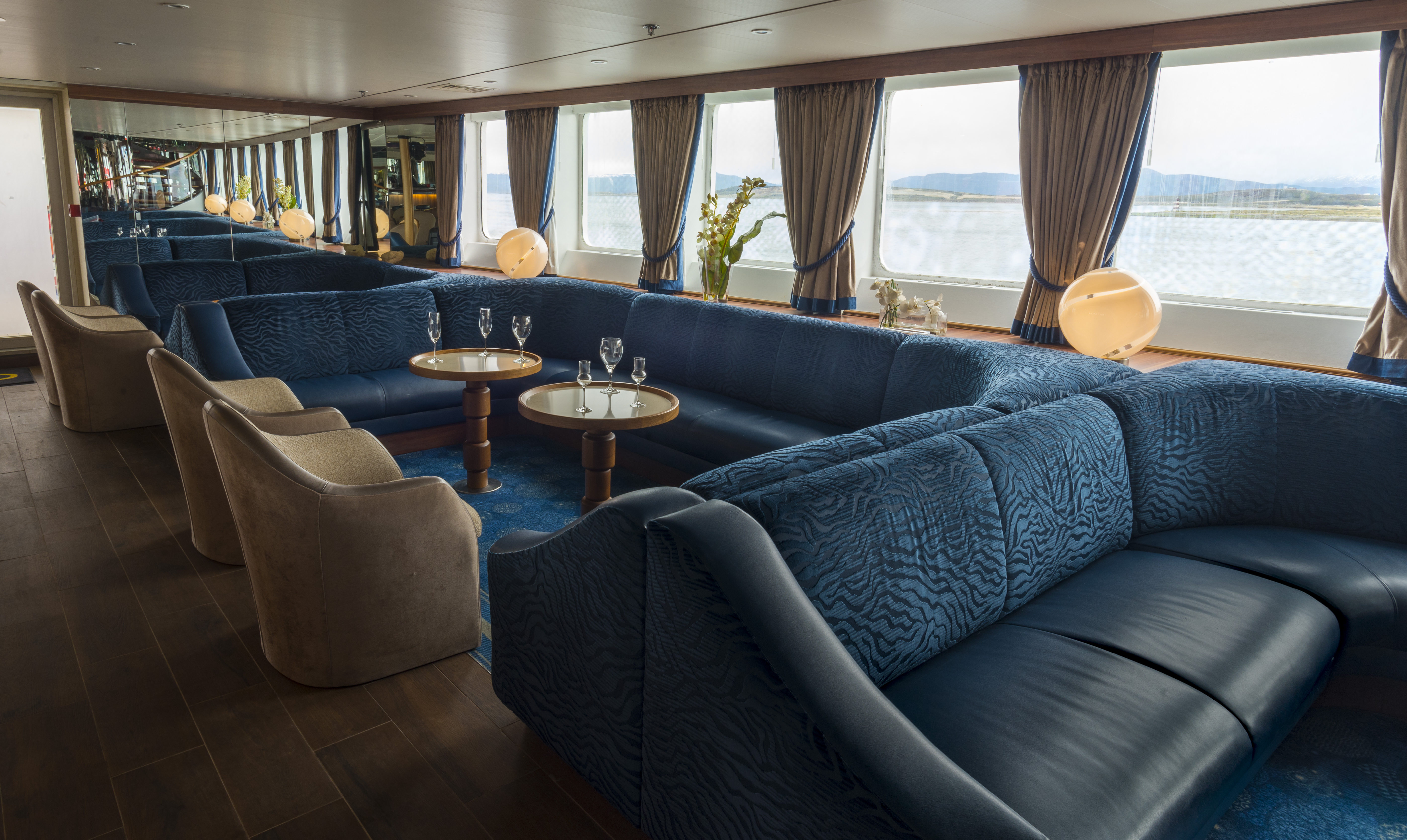 Quark Expeditions_Ocean Diamond_Public Spaces_The Club-DIA-02.jpg