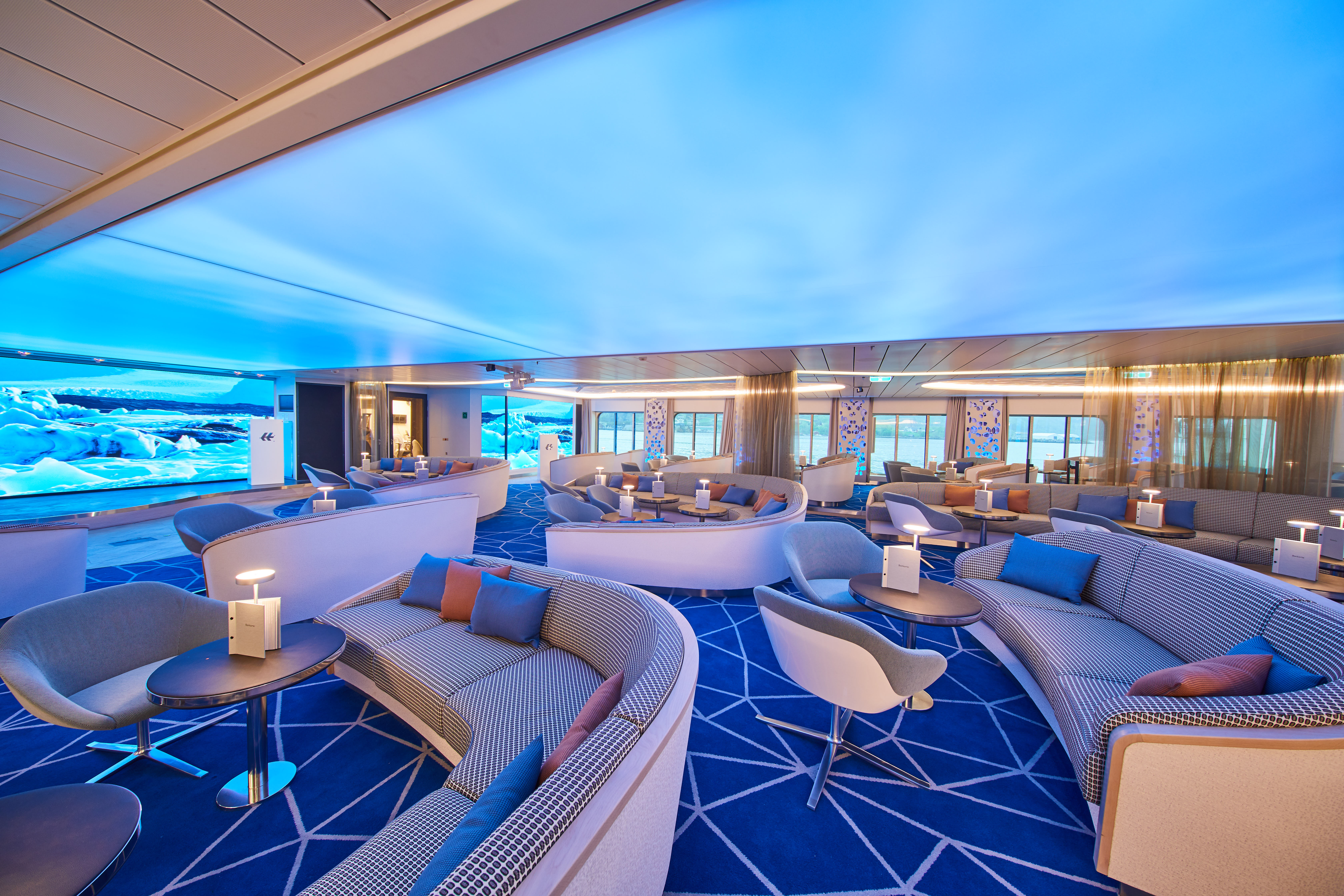 Hapag Lloyd Cruises Hanseatic Nature Hanseatrium 2.jpg