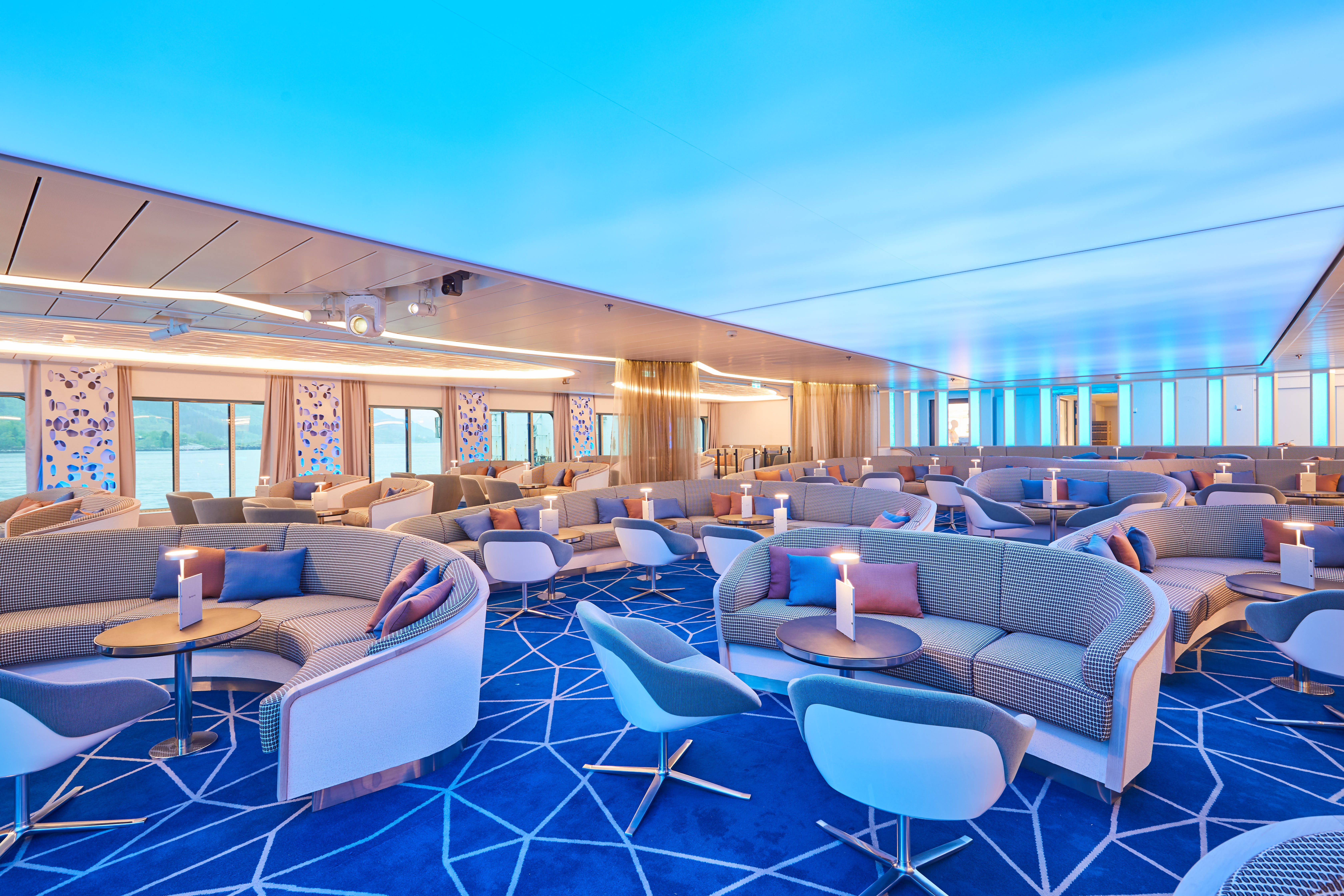 Hapag Lloyd Cruises Hanseatic Nature Hanseatrium 3.jpg
