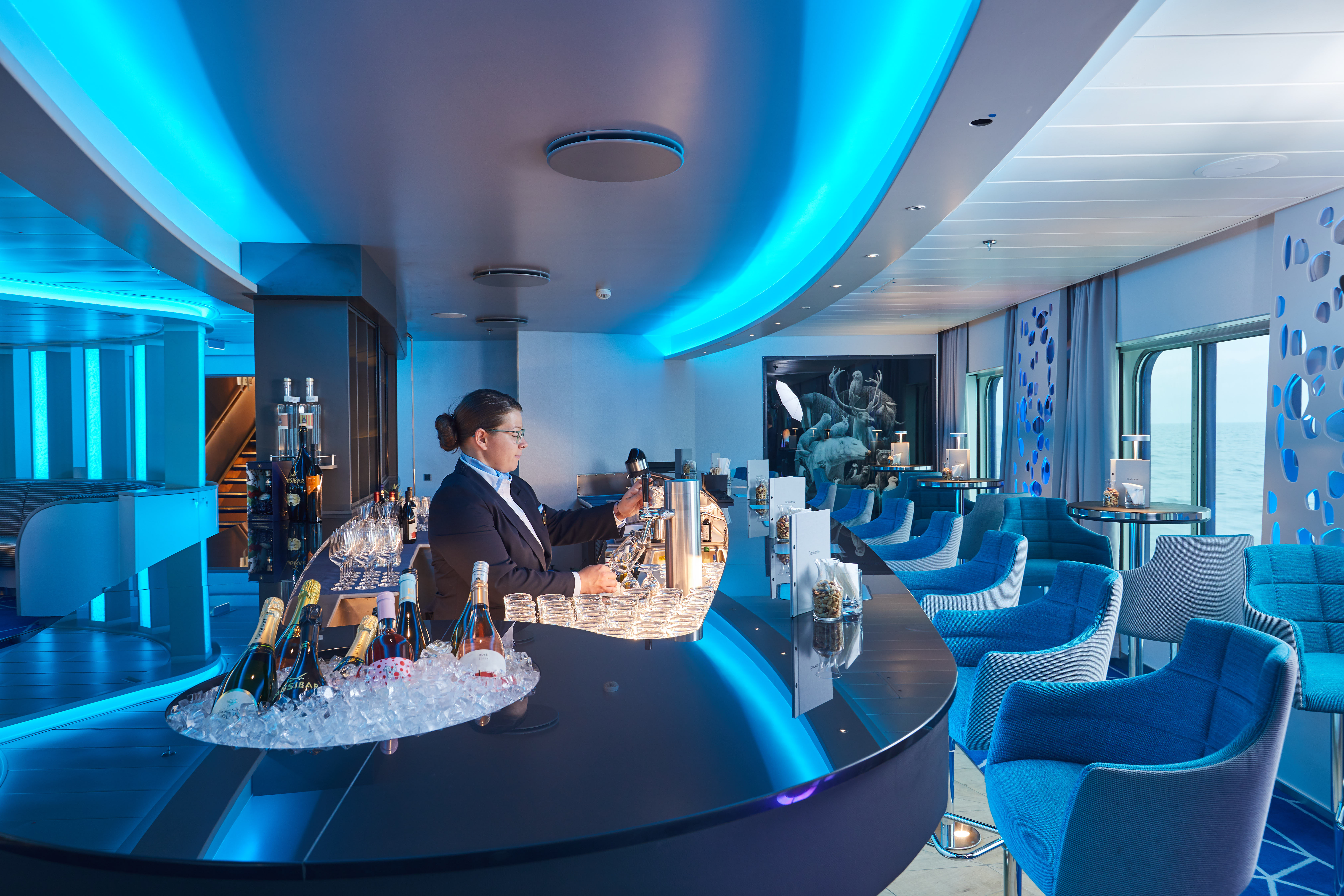 Hapag Lloyd Cruises Hanseatic Nature Hanseatrium 5.jpg