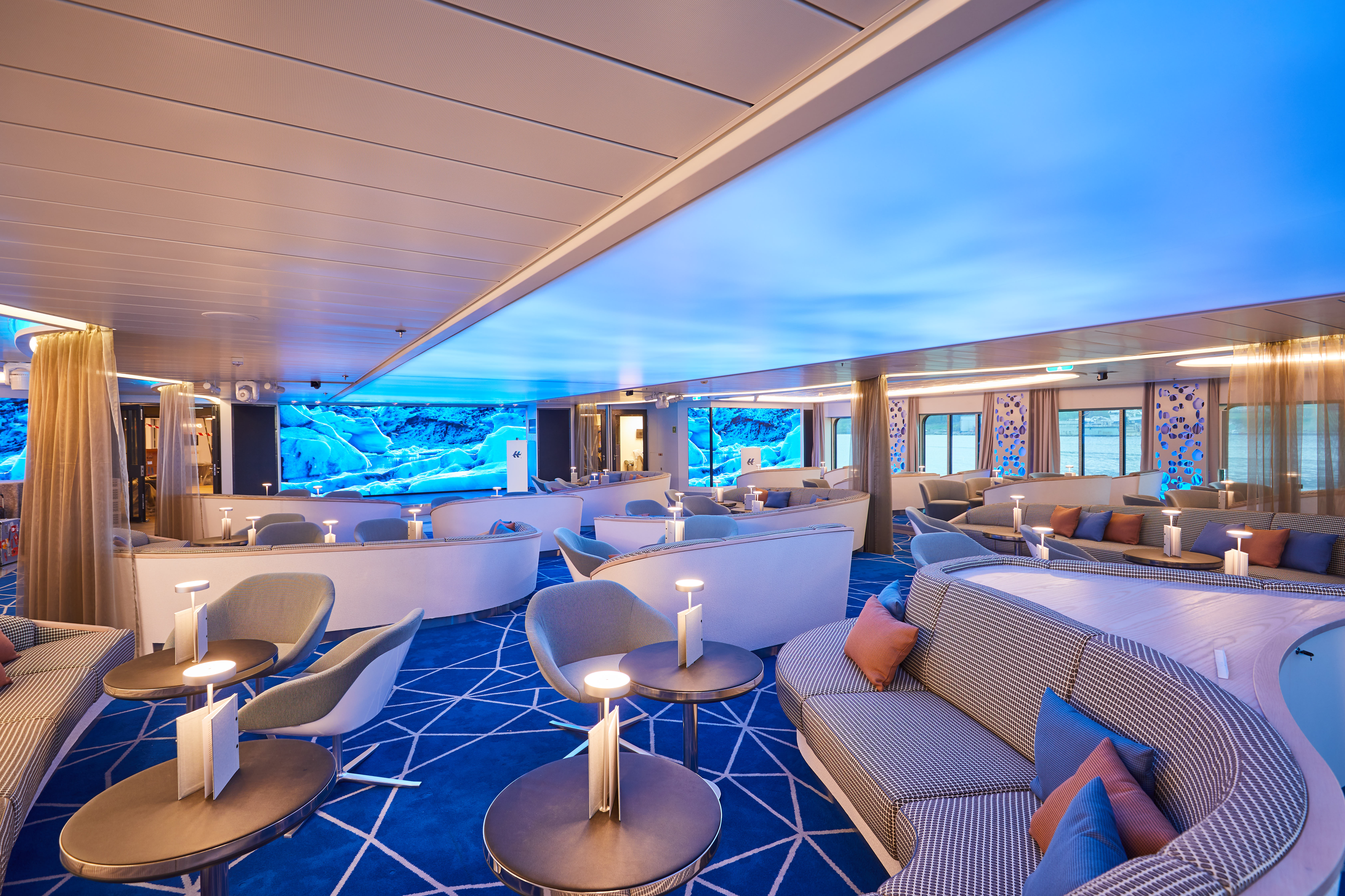 Hapag Lloyd Cruises Hanseatic Nature Hanseatrium.jpg