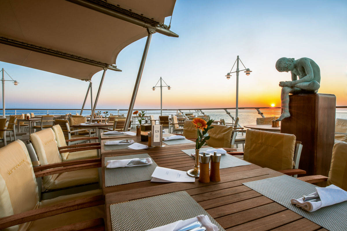 Hapag Lloyd Cruises MS Europa Lido Cafe 6.jpg
