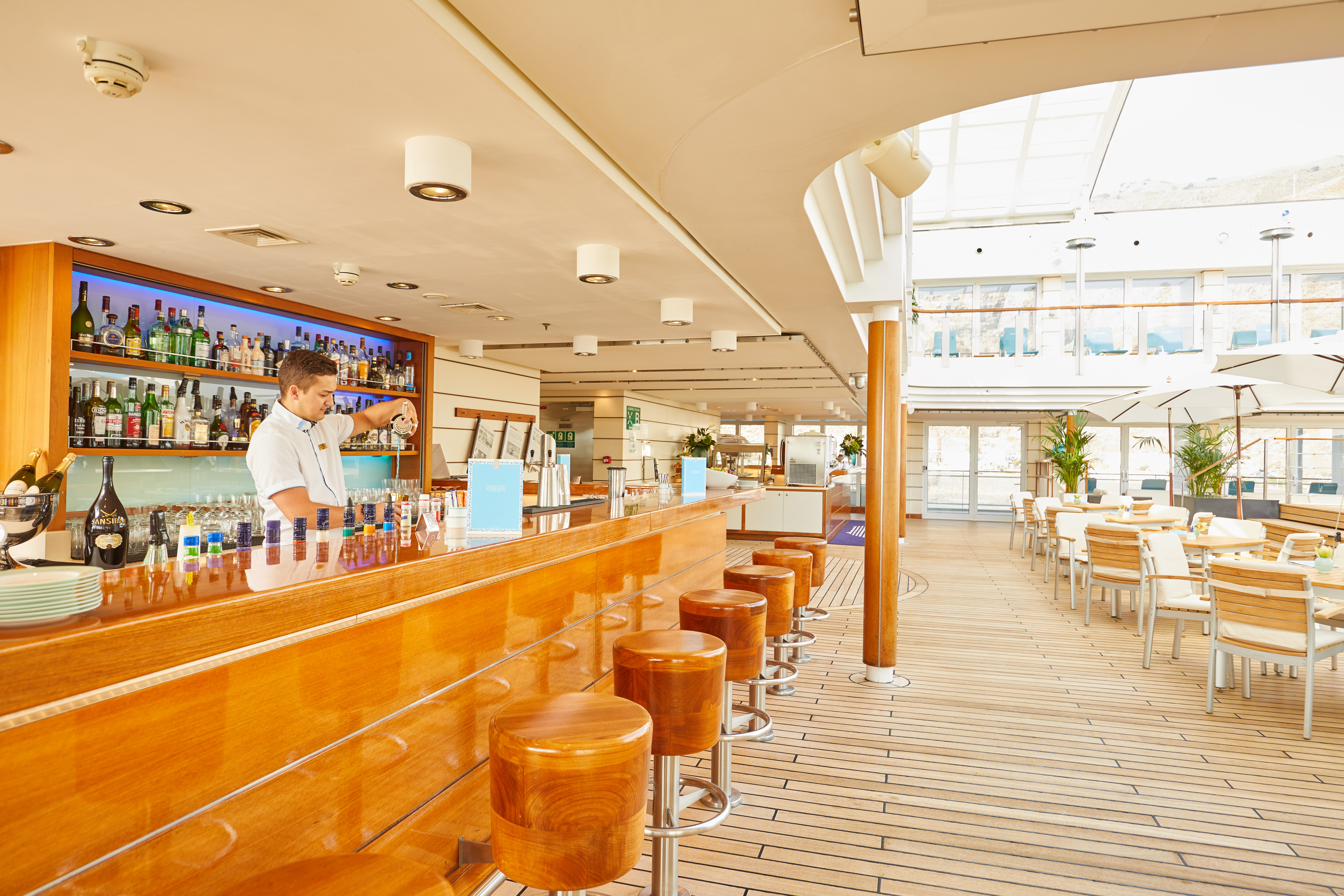 Hapag Lloyd Cruises MS Europa 2 Pool Bar.jpg