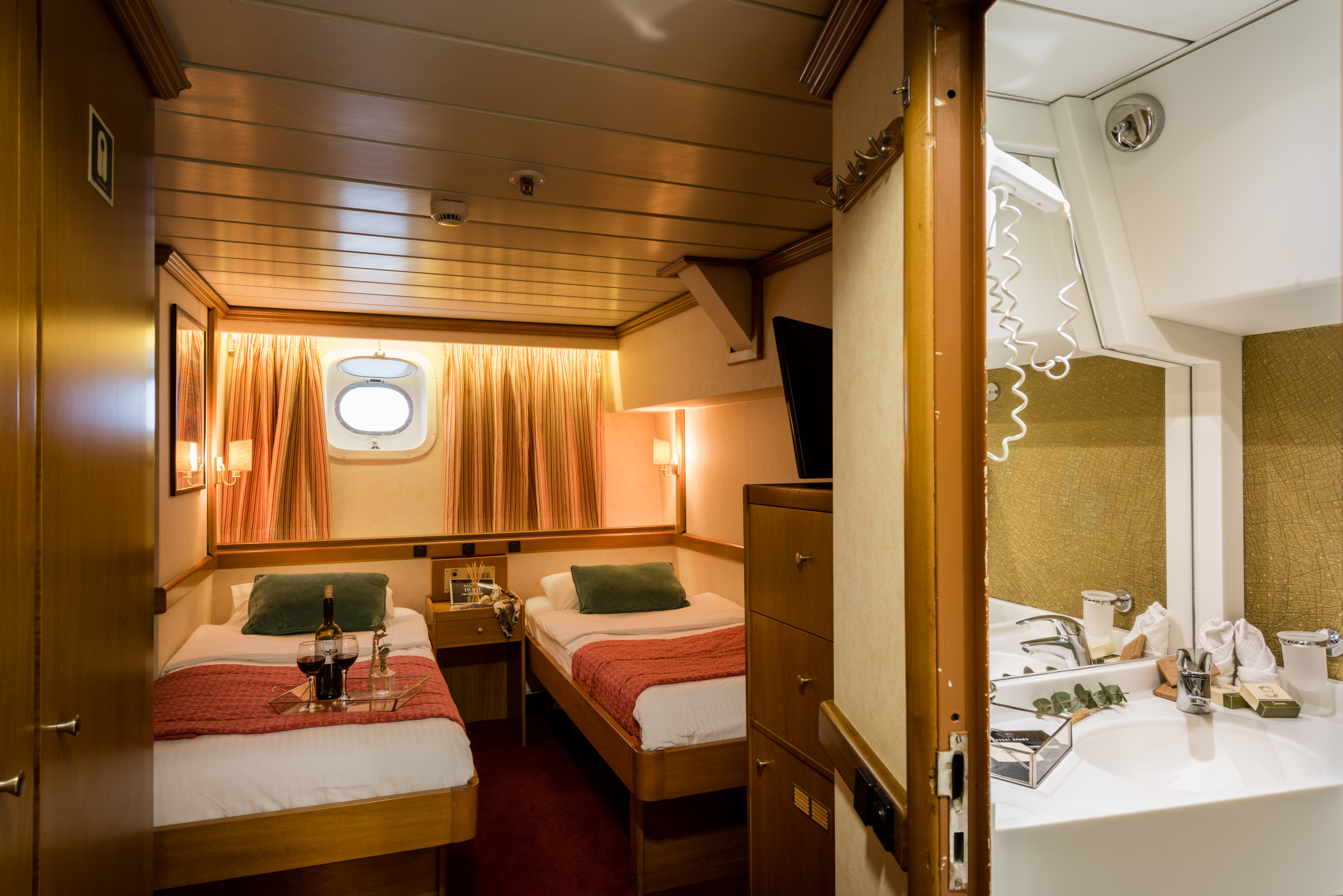 Variety Cruises Panorama Cat B - Twin _3_.jpg
