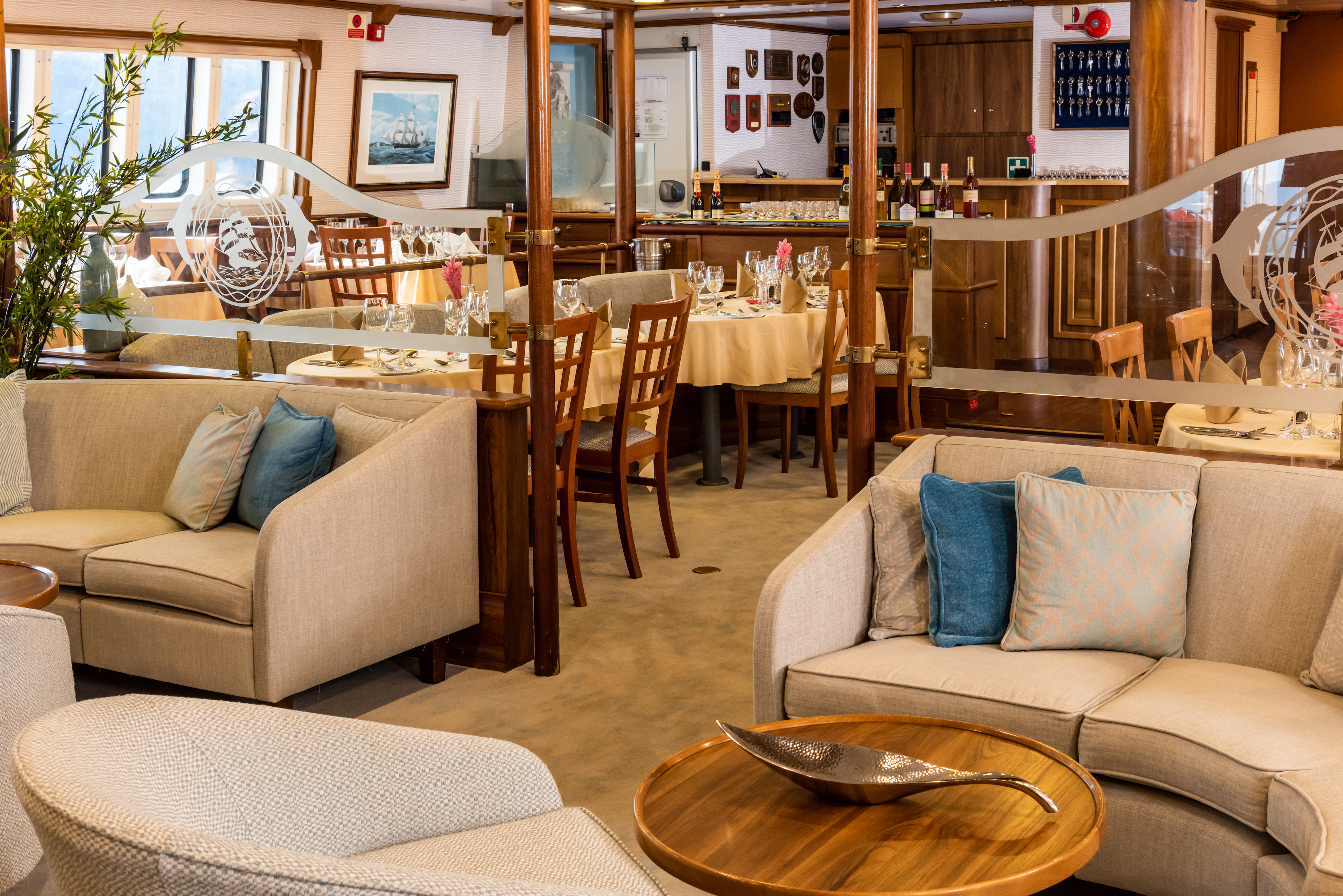 Variety Cruises Panorama Lounge 3.jpg