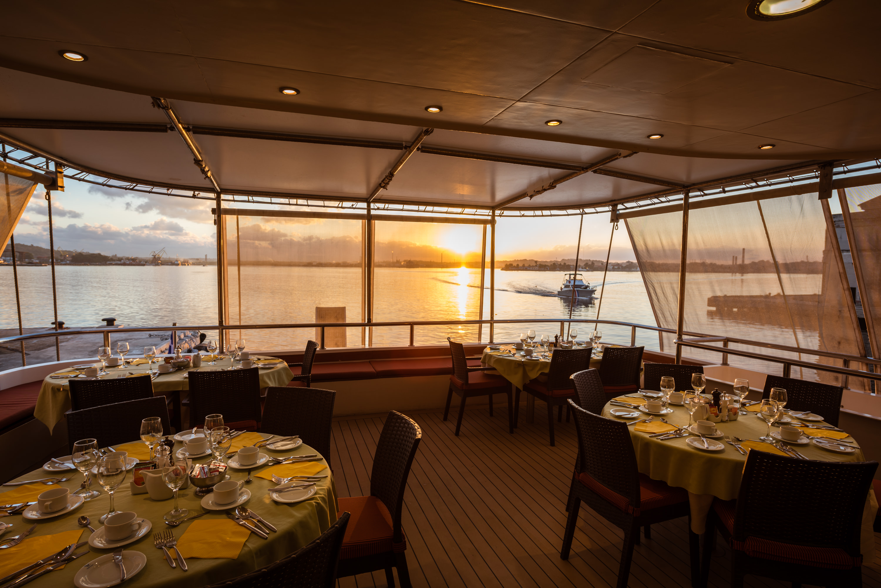 Variety Cruises Panorama II Dining 1.jpg