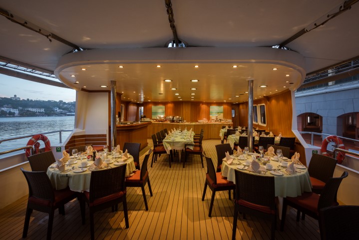 Variety Cruises Panorama II Dining 8.jpg