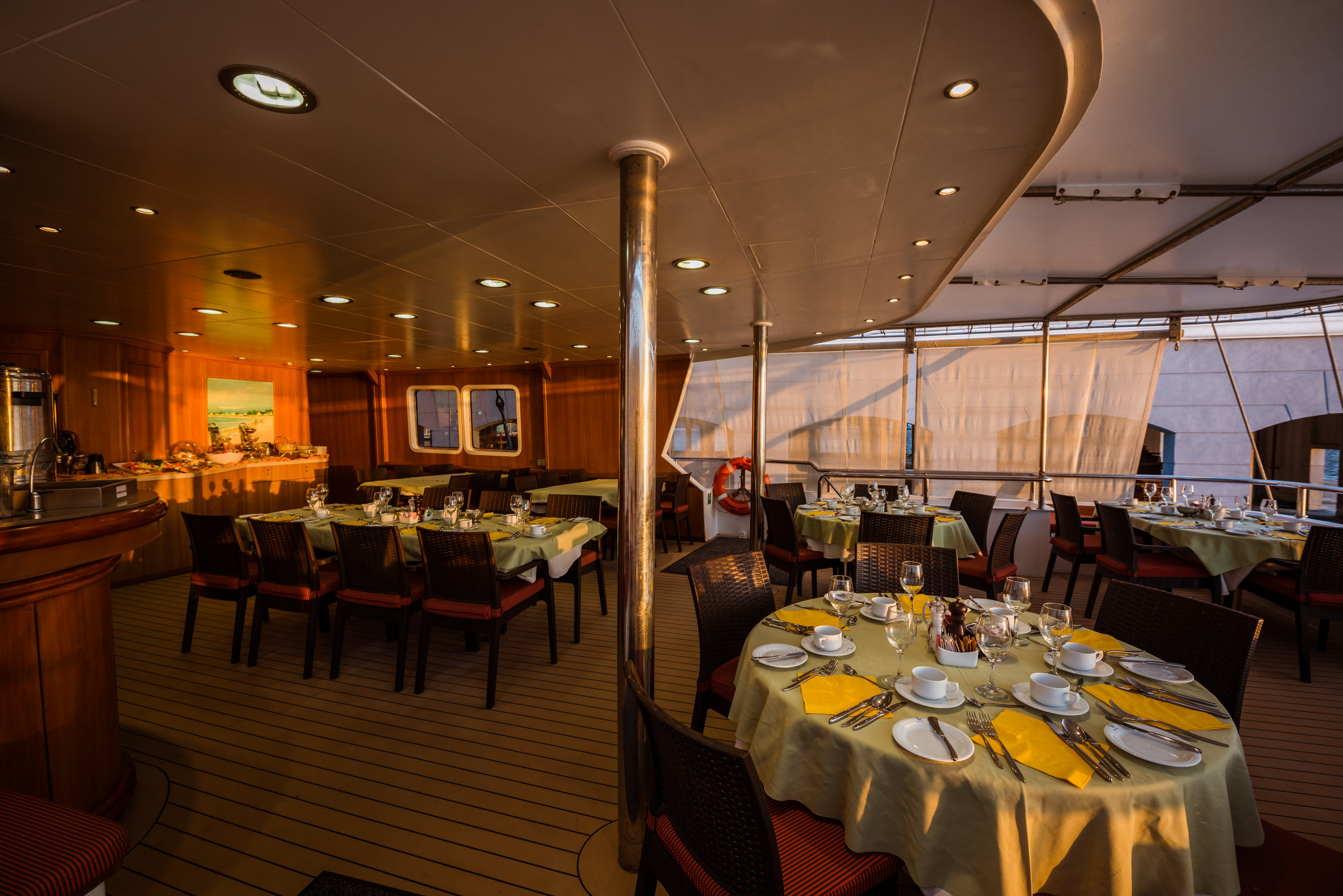 Variety Cruises Panorama II Dining 6.jpg