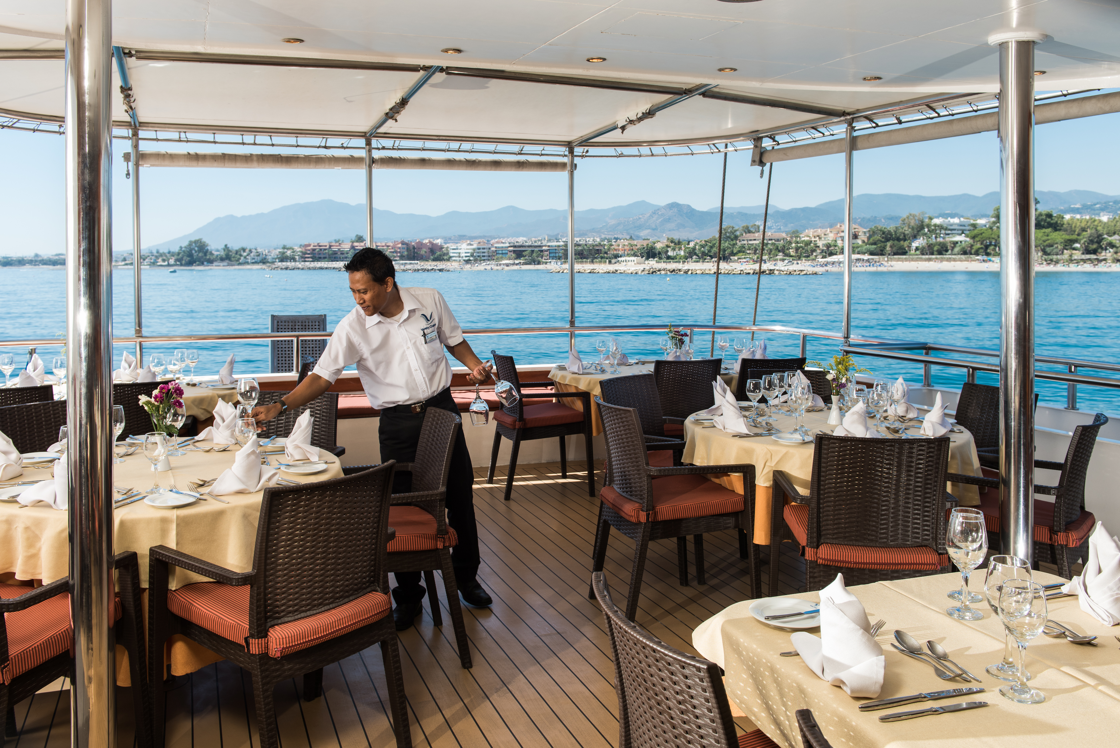 Variety Cruises Panorama II Dining 9.jpg
