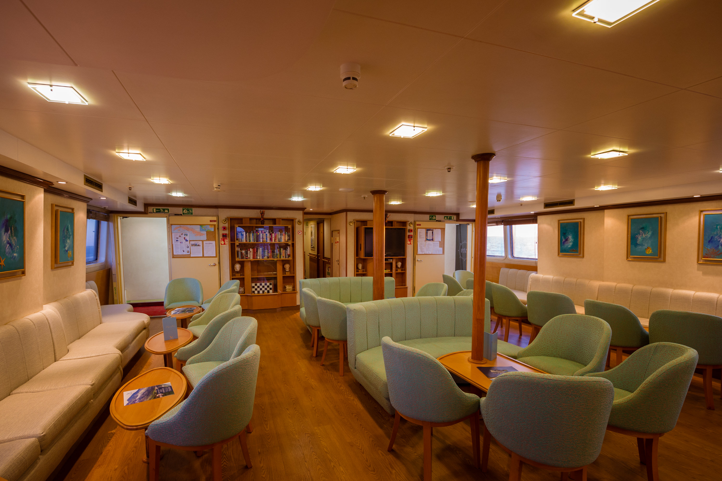Variety Cruises Panorama II Lounge 3.jpg