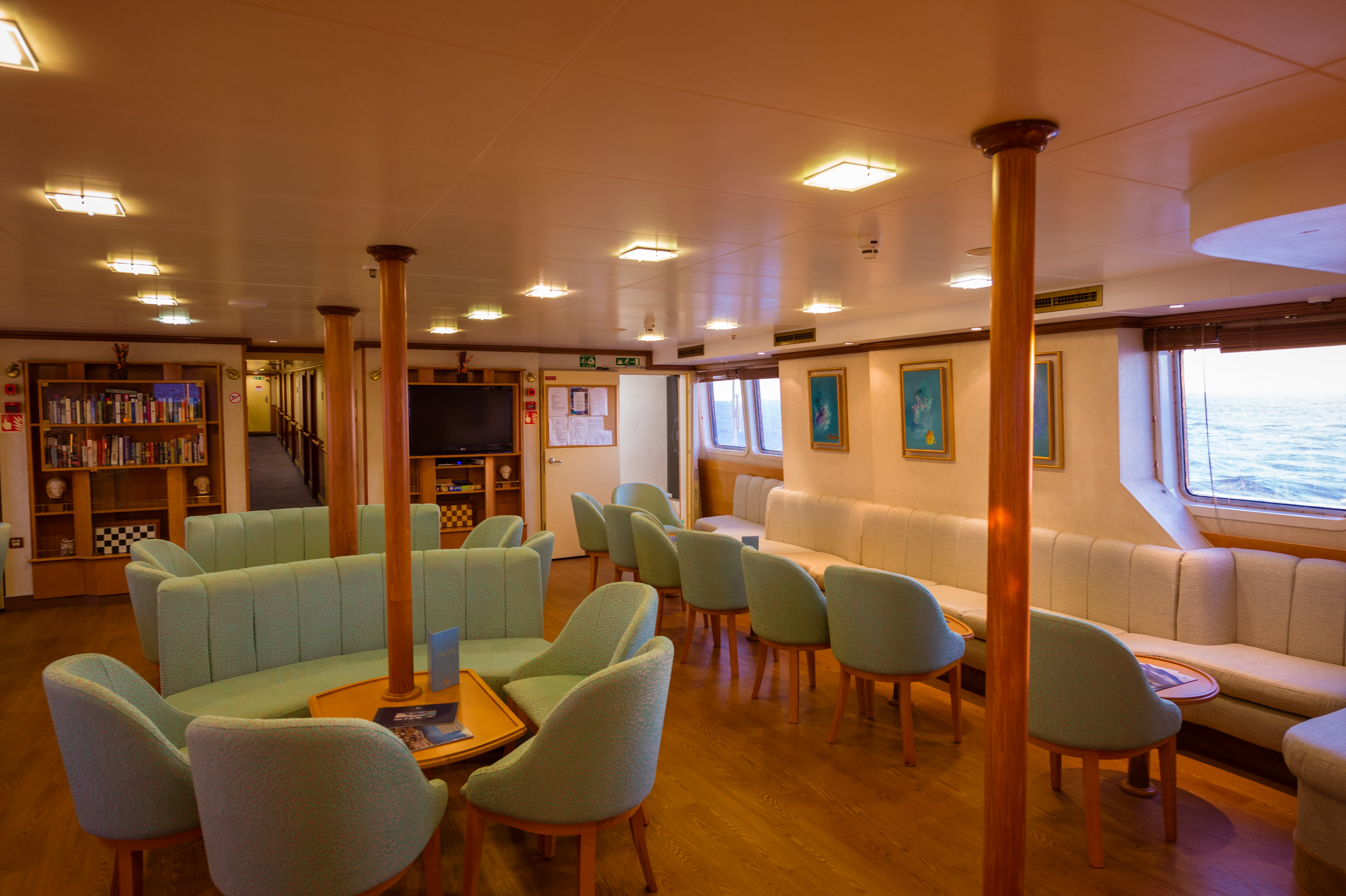 Variety Cruises Panorama II Lounge 2.jpg