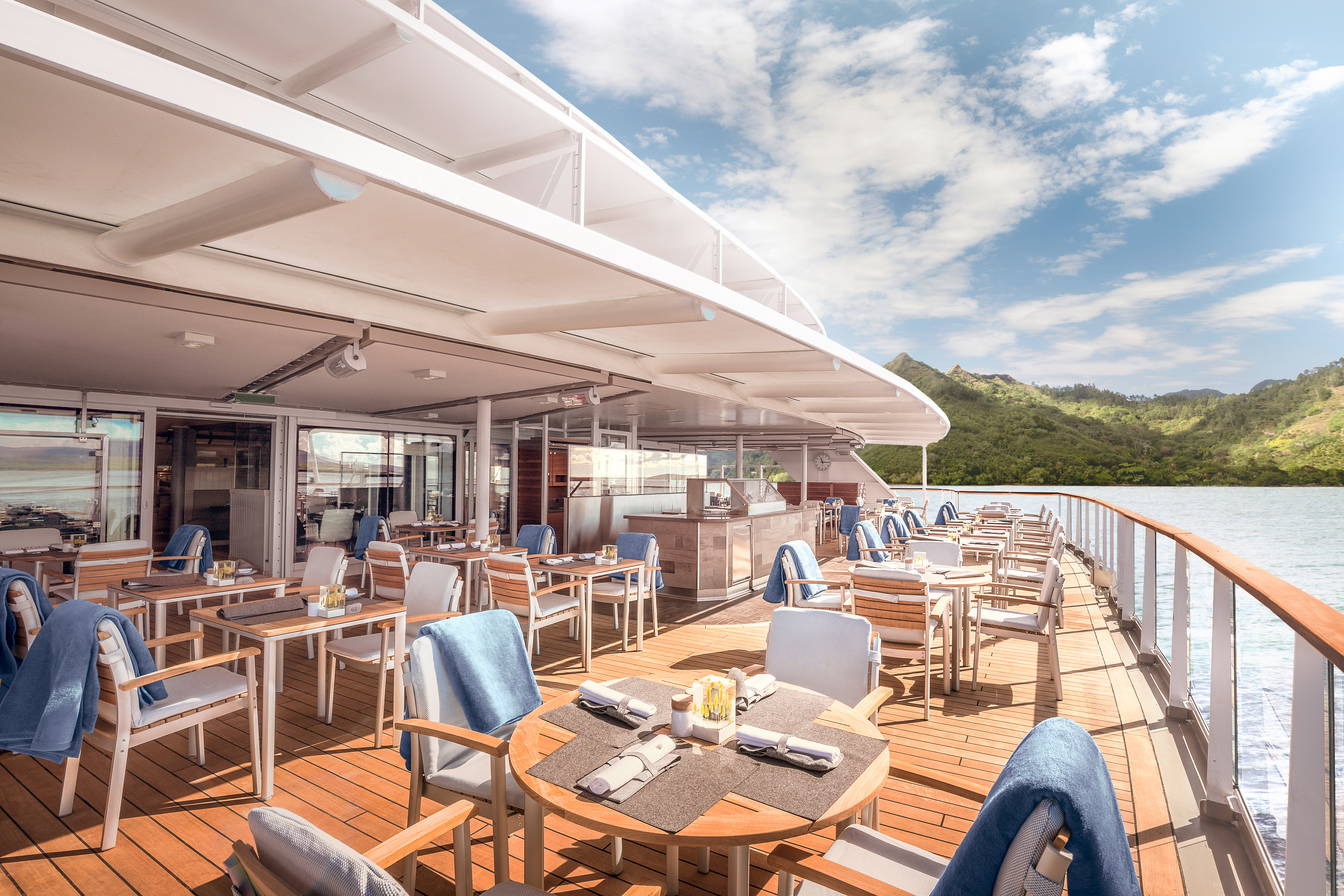 Hapag Lloyd Hanseatic Ships Lido Restaurant 1.jpg