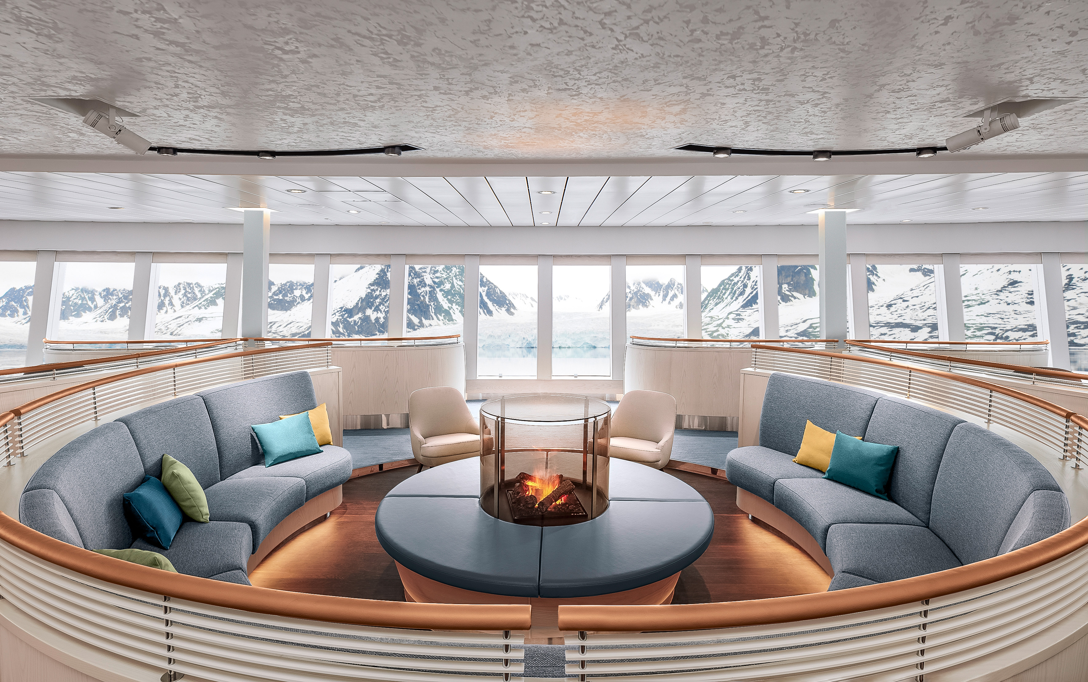 Hapag Lloyd Hanseatic Ships Observation Lounge 2.jpg