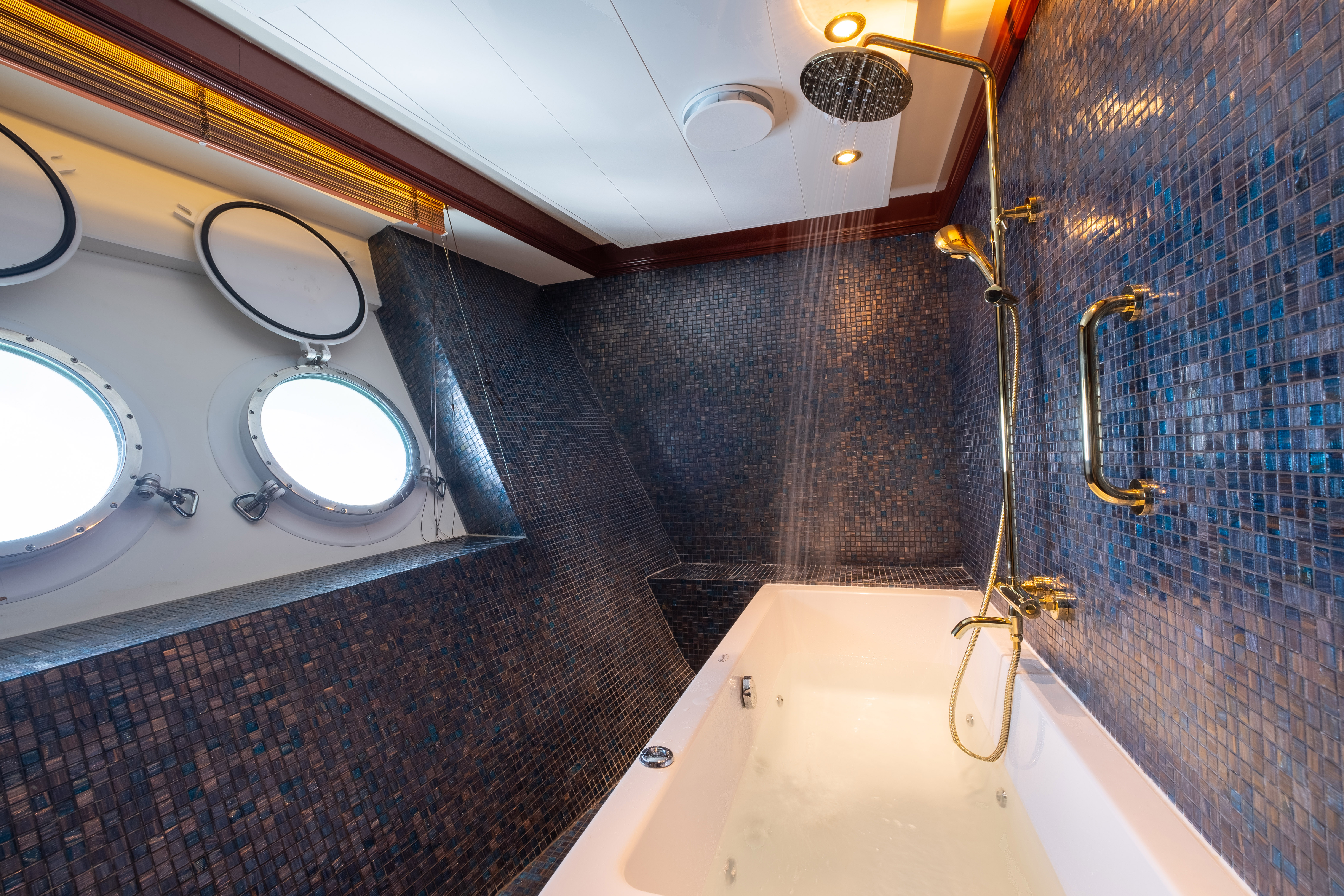 Tradewind Voyages - Golden Horizon - Spa Jacuzzi.jpg