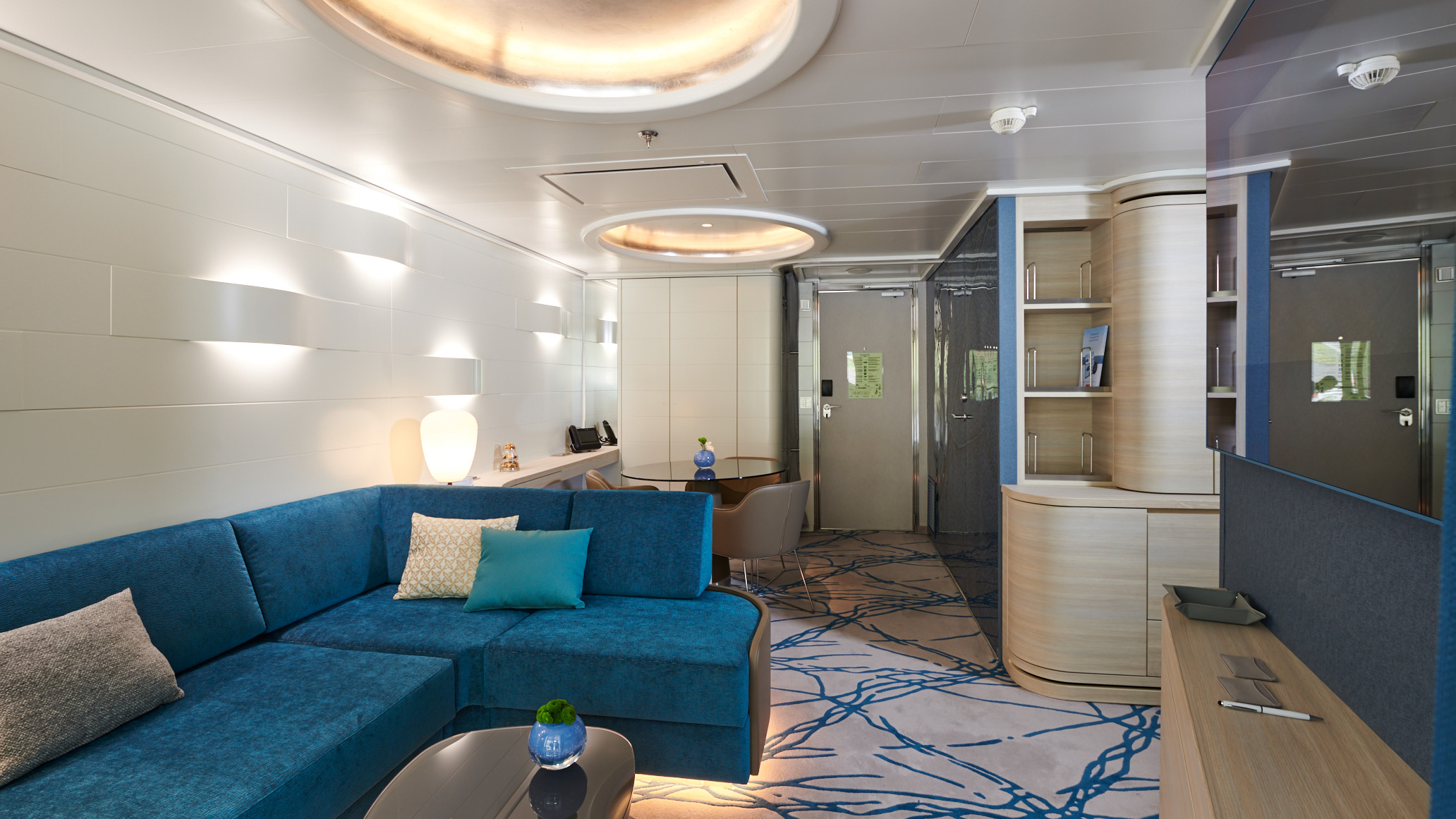 Hapag Lloyd Hanseatic Nature Spirit Junior Suite 2.jpg