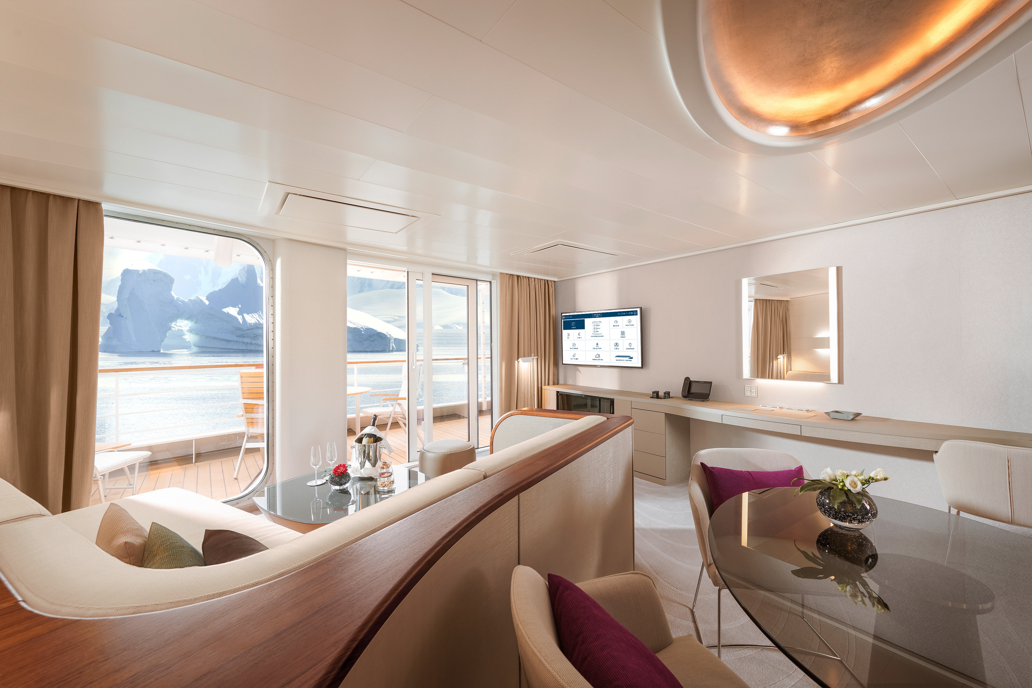 Hapag Lloyd Hanseatic Nature Grand Suite 1.jpg