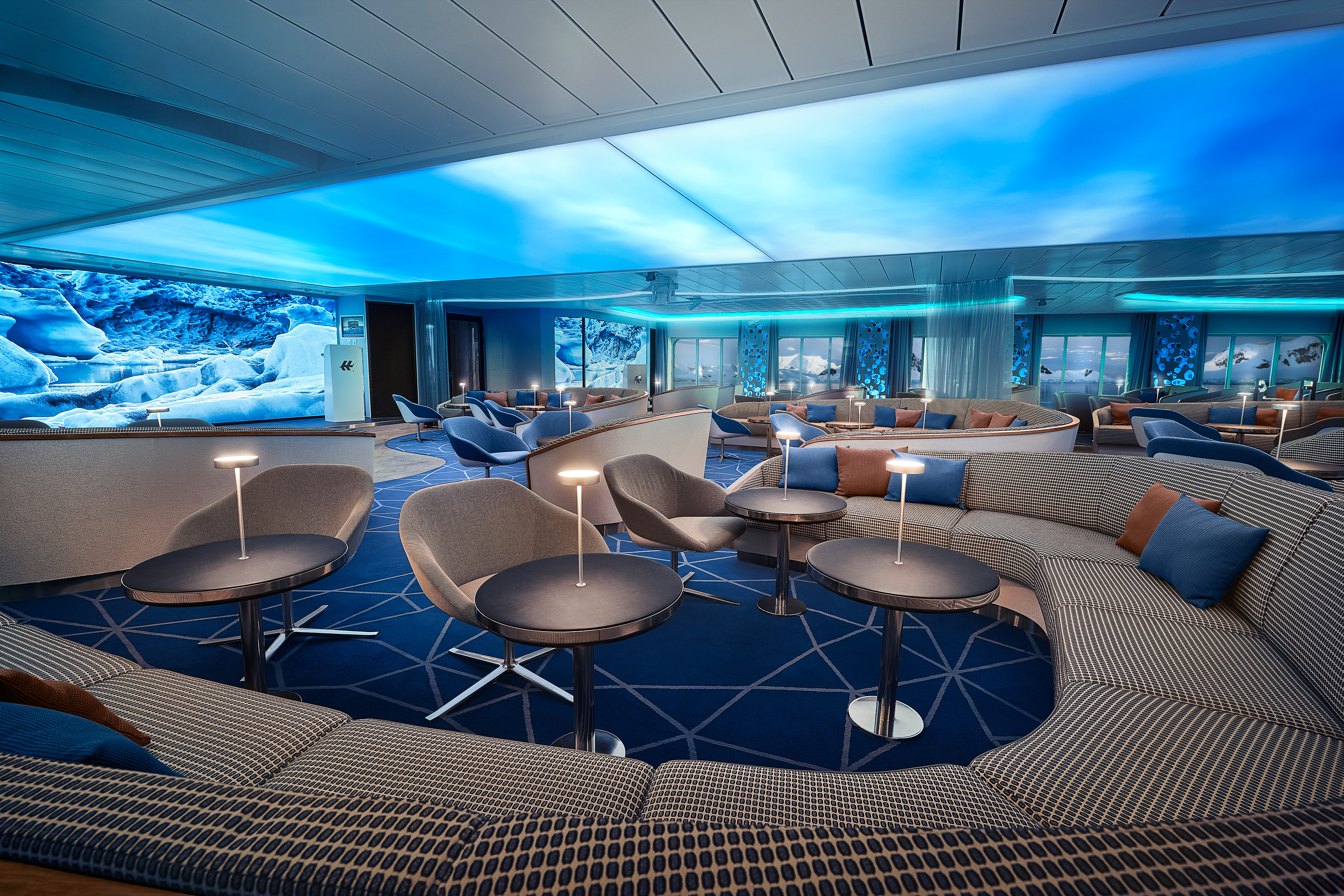 Hapag Lloyd Cruises Hanseatic Hanseatrium 4.jpg