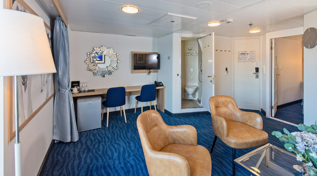Hurtigruten - MS Polarlys - Expedition Suite M4.png