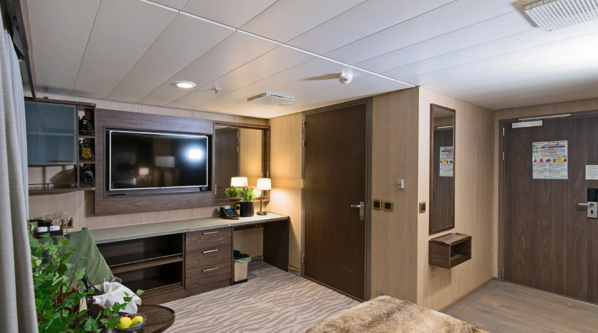 Hurtigruten - MS Richard With - Expedition Suite Q2 1.png
