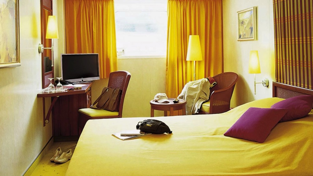 2-Bed Outside Cabin With Window, S