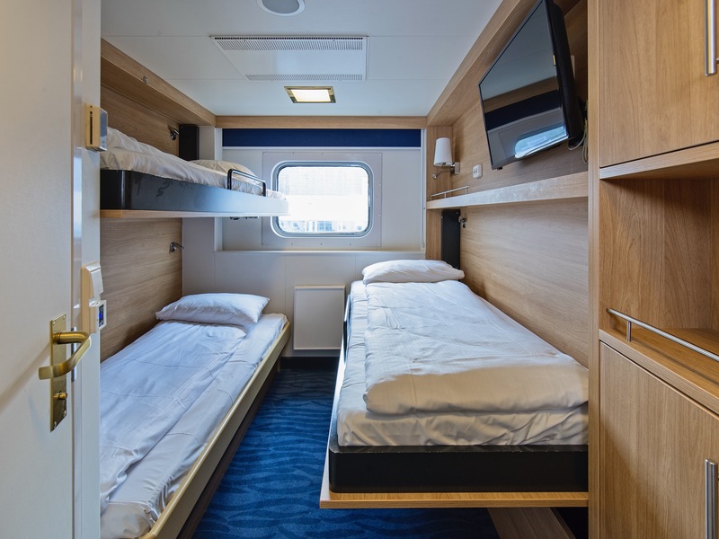 Polar Outside | Triple on middle or upper deck with window