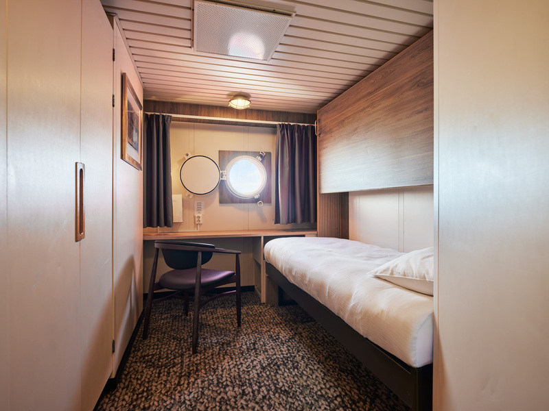 Polar Outside | Twin on lower deck with porthole