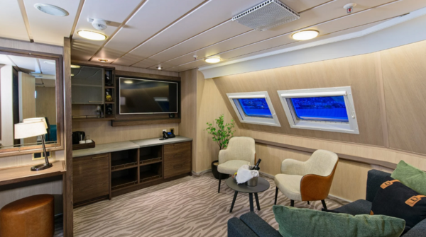 Hurtigruten - MS Nordlys - Expedition Suite M4.png