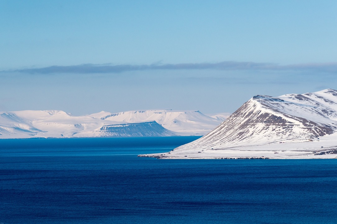 SJLYR Longyearbyen Glacier Hal Tearse.jpg