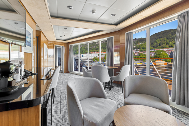 Expedition Suite | Owners suite on upper deck