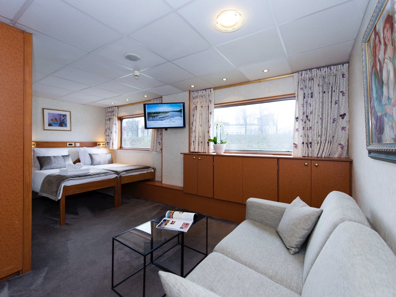 Main Deck 2 Single Beds Suite Cat B