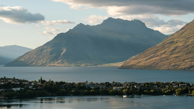 New Zealand Coastal Expedition with Queenstown Escape