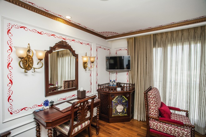 Colonial Suite A