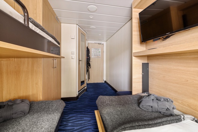Polar Outside | Middle deck for up to 3 travellers