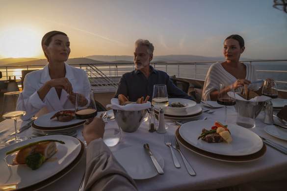 Pool Bar and Grill ©Swan Hellenic 2.jpg