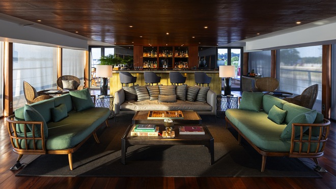 Indoor Lounge & Bar