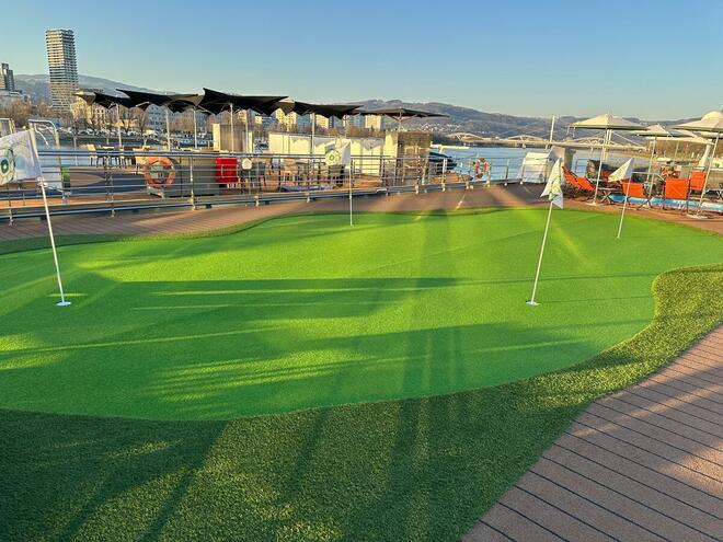Putting Green & Jacuzzi